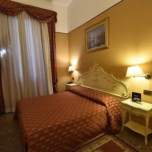 https://locanda-poste-vecie.hotelslidodijesolo.com